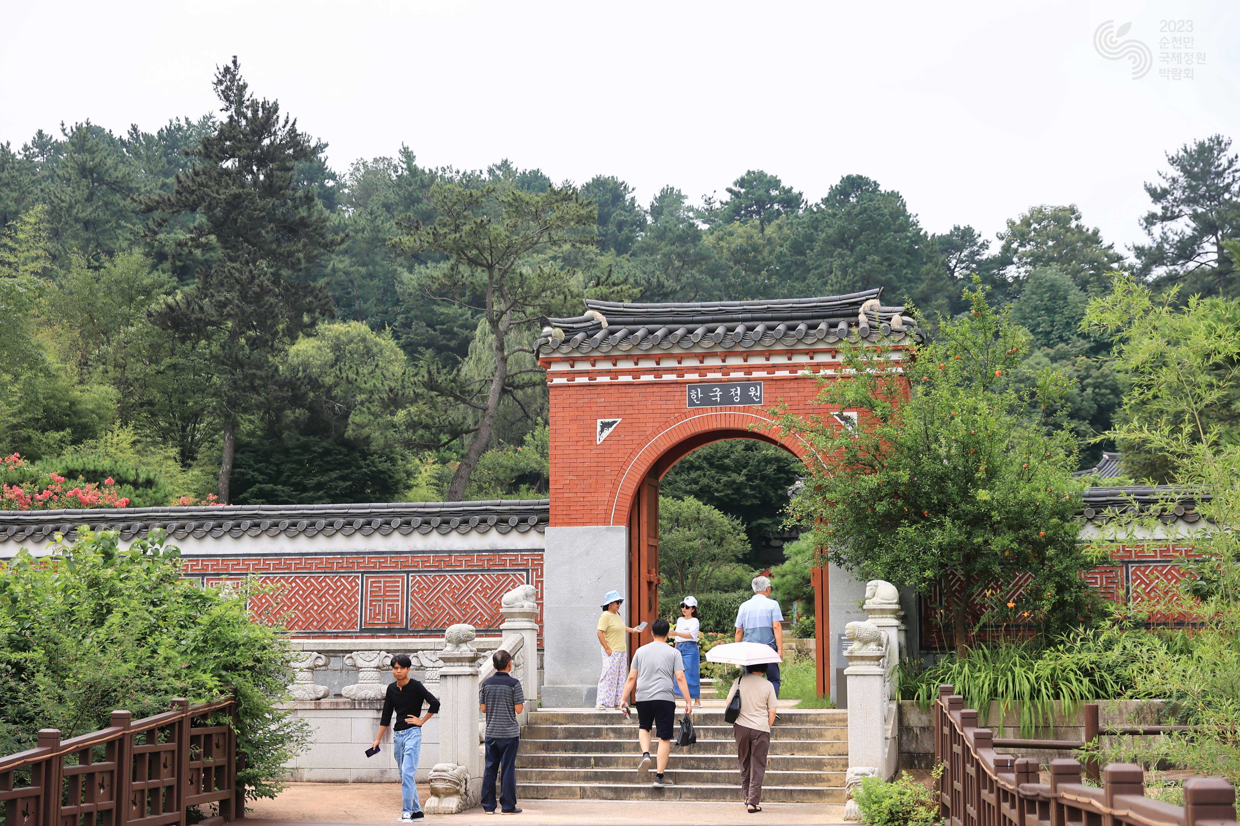 한국정원 속 연꽃