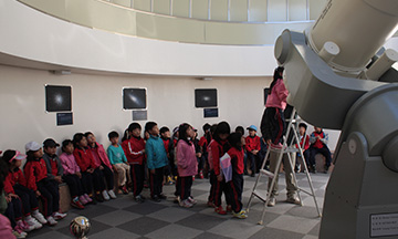 천체망원경을 보고 있는 모습